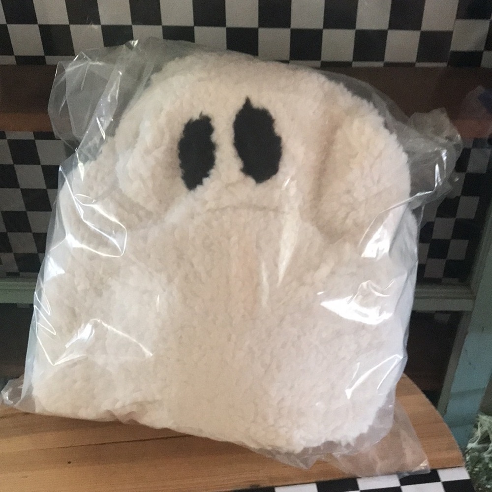 Pottery Barn Spooky and Cute Gus The Ghoulish Ghost Cuddle Decorative Pi… - Picture 5 of 16